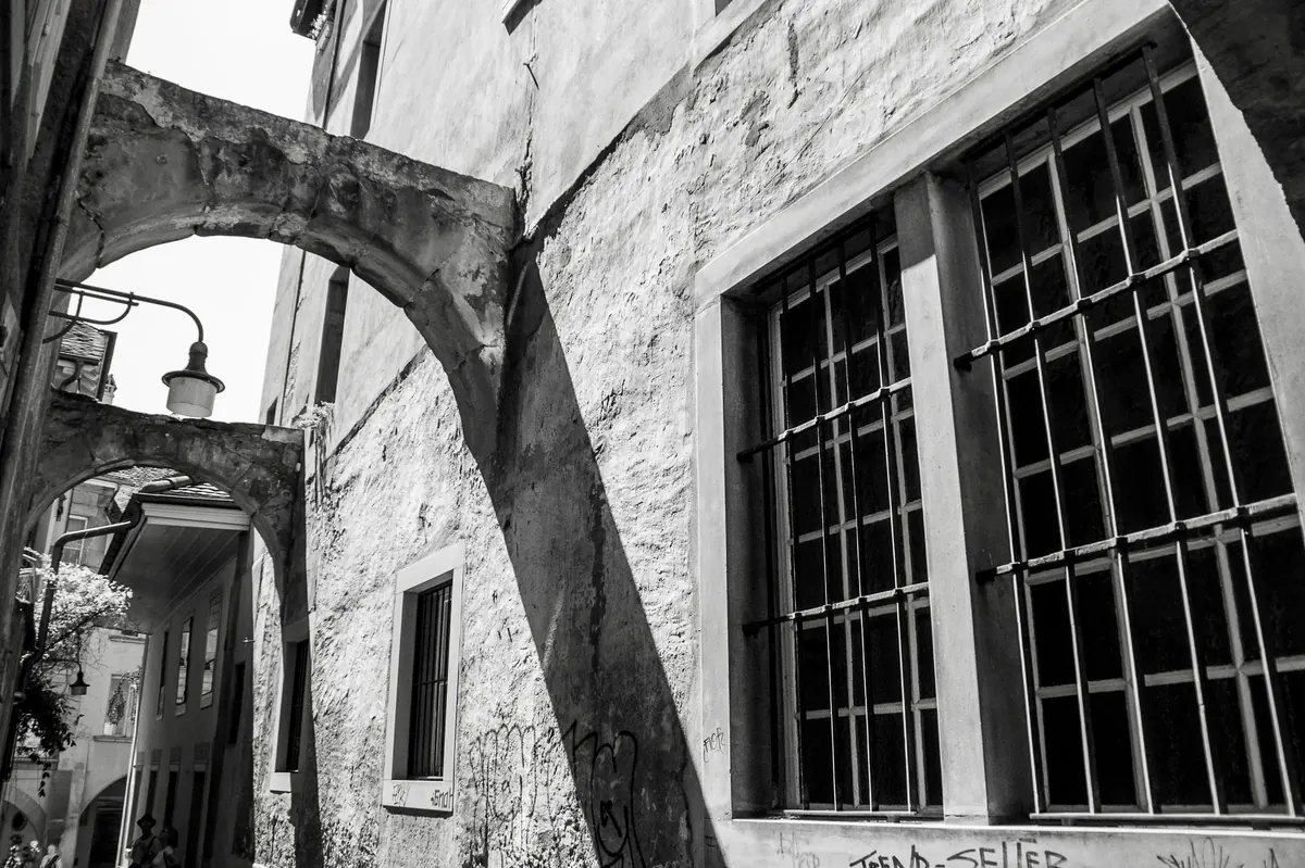 Cortile con arco in pietra