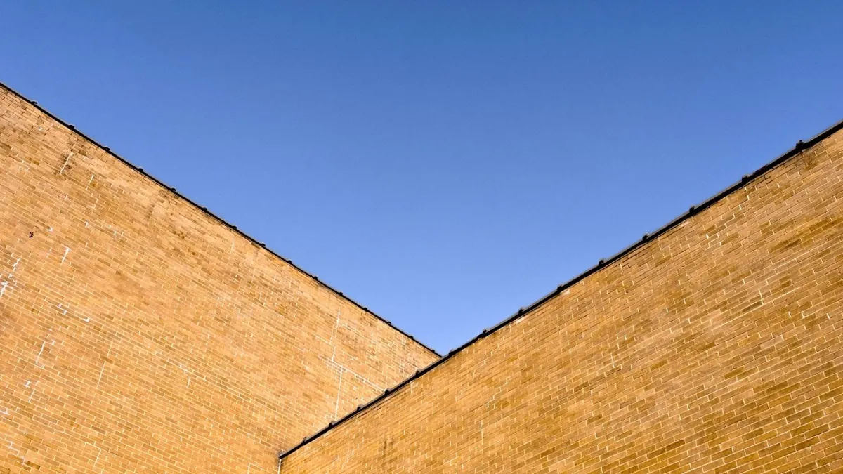 Muri in mattoni contro il cielo