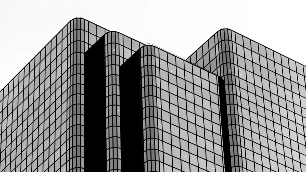 Edificio con facciata in vetro